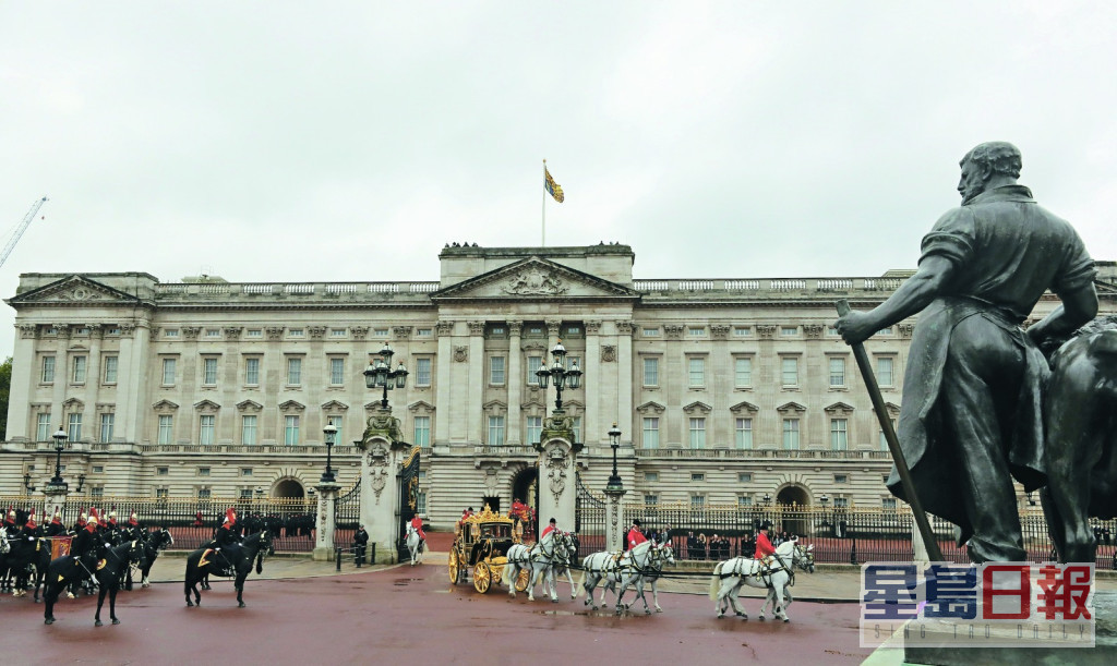 白金汉宫将会更大规模地开放给游客参观，以助皇室搲银。