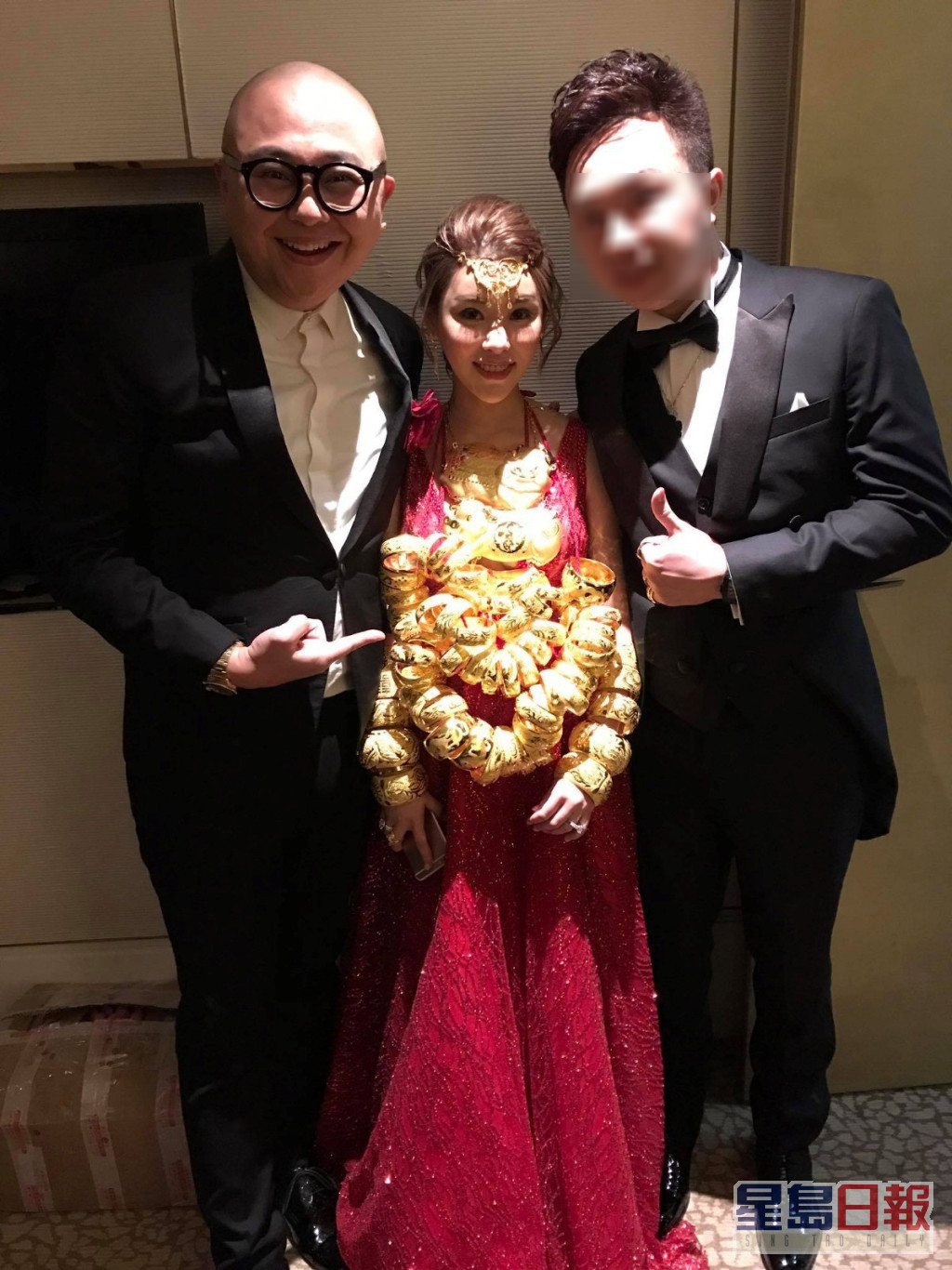 Bob林盛斌曾擔任蔡天鳳婚禮司儀，照片中可見蔡天鳳全身掛滿金器，非常奢華。  ​