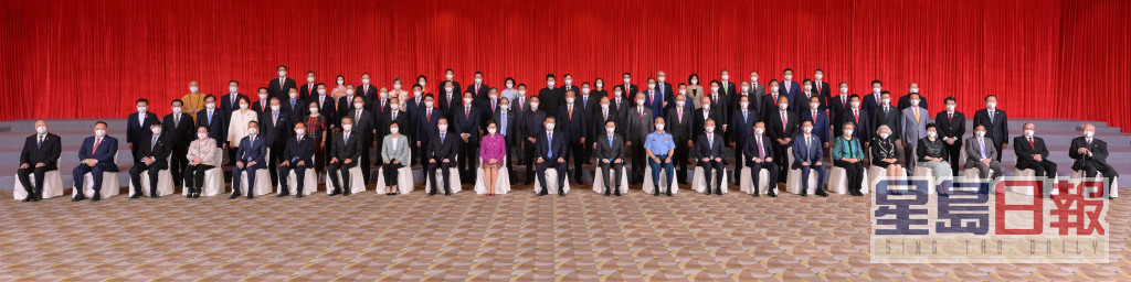 国家主席习近平（前排左十一）、行政长官林郑月娥（前排左十）和候任行政长官李家超（前排左十二）今日下午在香港会议展览中心与香港各界人士合照。政府新闻处图片