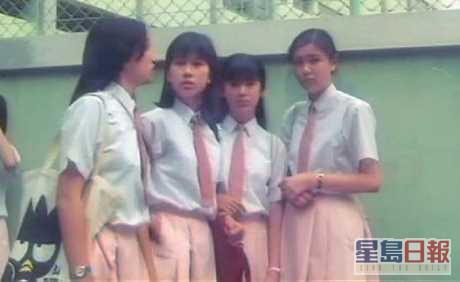 同年何嘉莉（右一）拍摄《四个32A和一个香蕉少年》饰演王馨平少年时期。