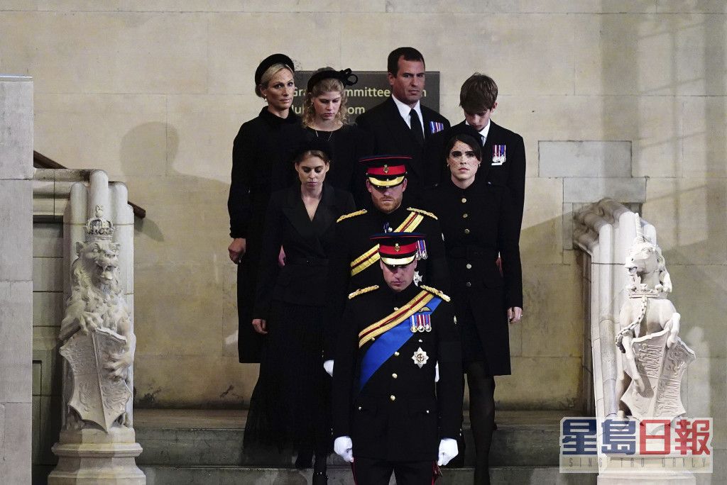 從左到右：長女露易絲公主、比特麗斯公主、威廉王子、威爾士親王、哈里王子、尤金妮公主、詹姆士王子和飛利浦斯王子在棺材旁參加女皇守夜儀式。AP
