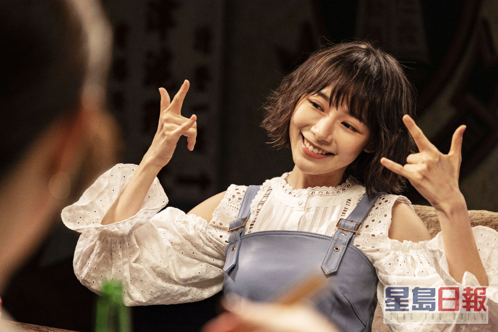 明禎則會唱王菀之嘅電影主題曲《狠愛狠愛你》。