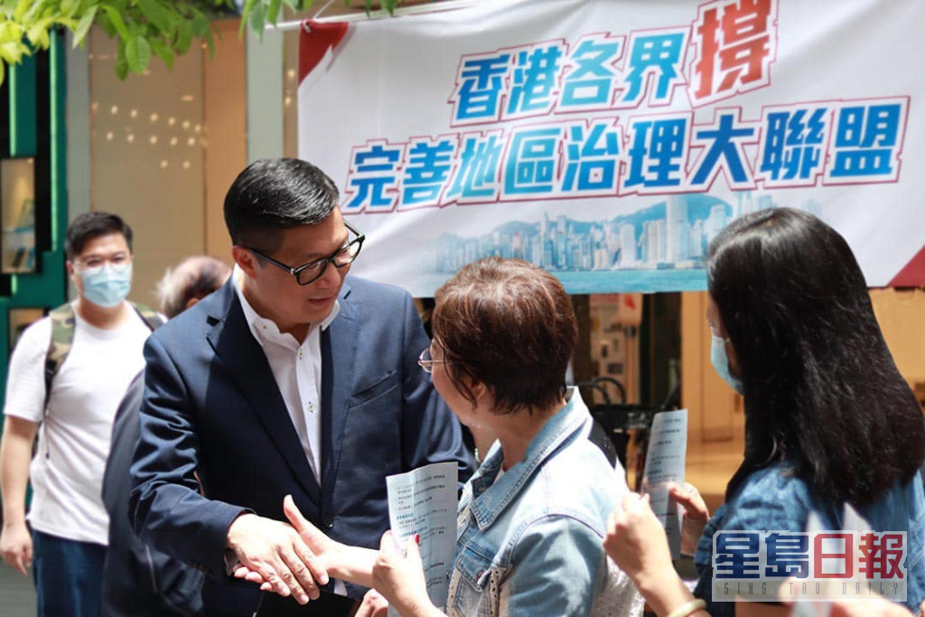 鄧炳強到大聯盟街站，向市民宣傳區議會改革方案。鄧炳強facebook圖片