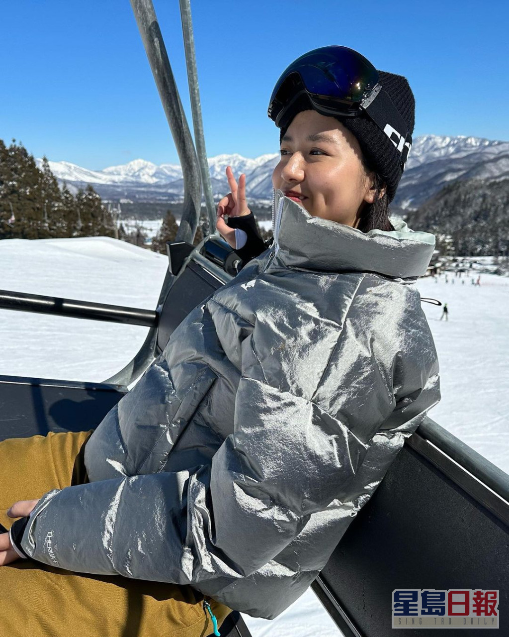 杨偲泳身处日本滑雪胜地长野县白马村。