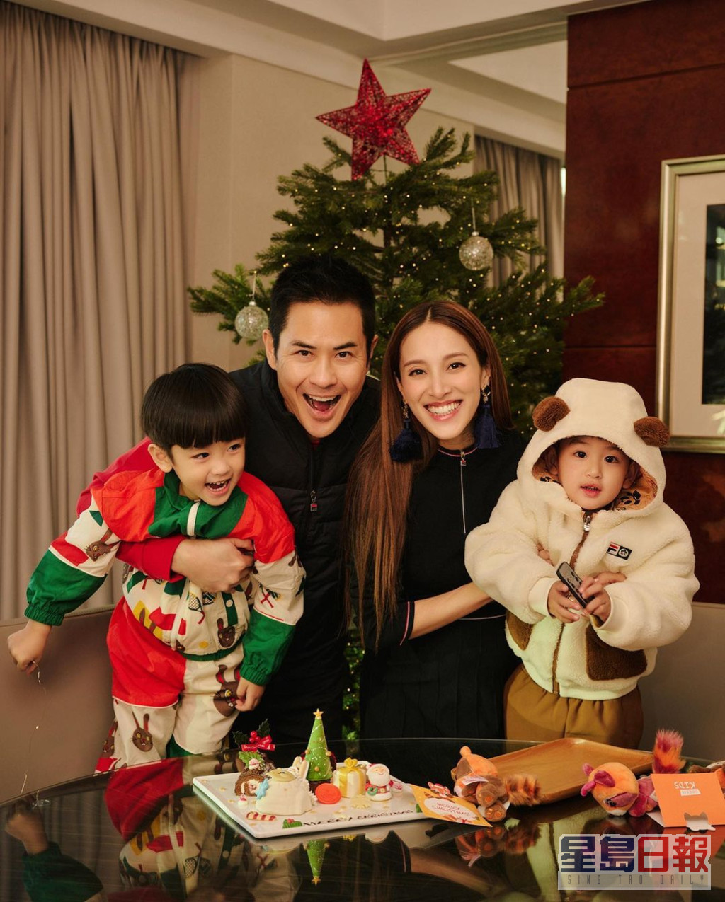 陈凯琳与郑嘉颖婚后育有三子。