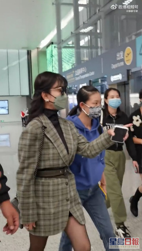 趙雅芝昨日在內地現身機場，着上格仔外套的她，下身搭配透膚黑絲！