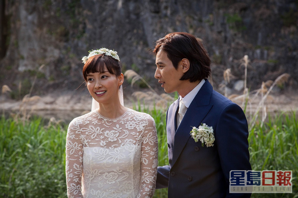元斌2015年與演員李娜英結婚，同年做埋爸爸。