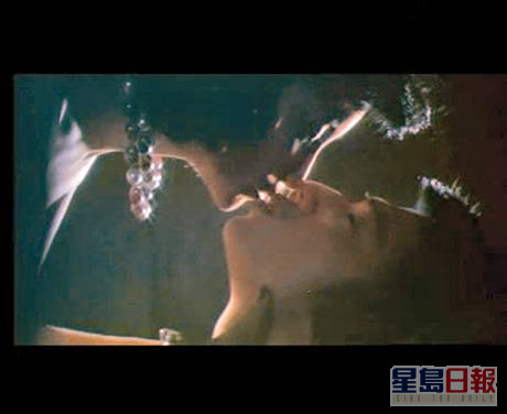 狄波拉在《香港艾曼妞》中穿上喱士睡衣，诱惑李道洪。