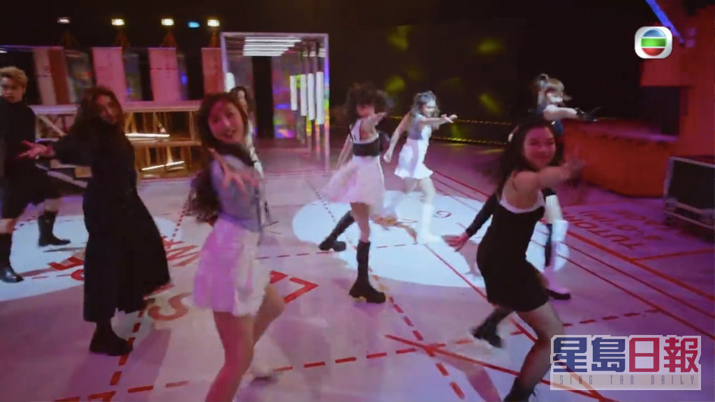 Yumi带领一班师妹跳劲舞。