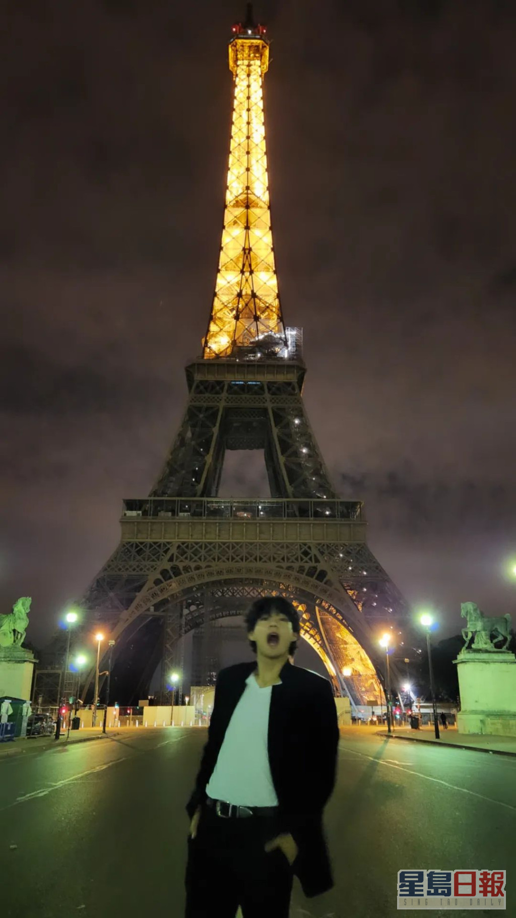 去巴黎必做动作，铁塔前留影。