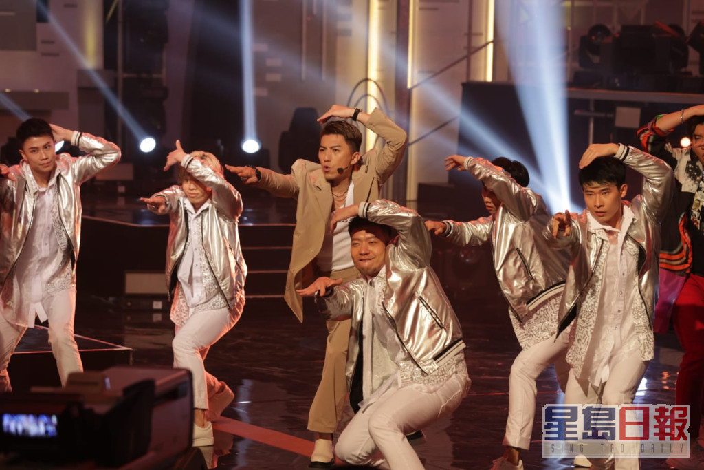 袁伟豪暂代已退团的罗天宇「C位」，与SUPER TIGER一齐劲歌热舞。