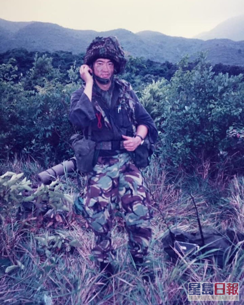 鄧梓峰曾於90年代加入皇家香港軍團義勇軍駐守香港邊境。