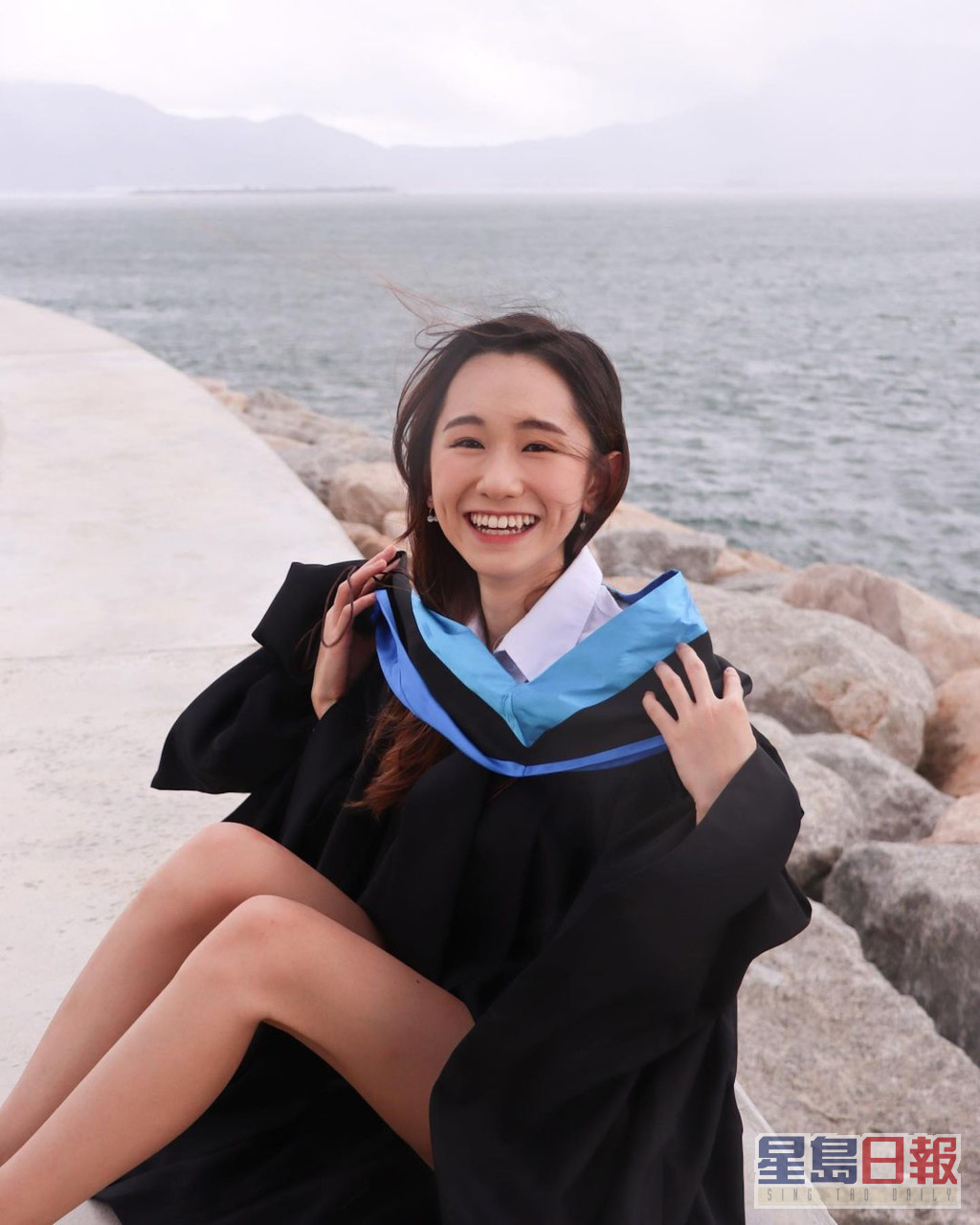 苏雯慧IG一直设为私隐，最近有两张毕业相流出，大骚美腿。