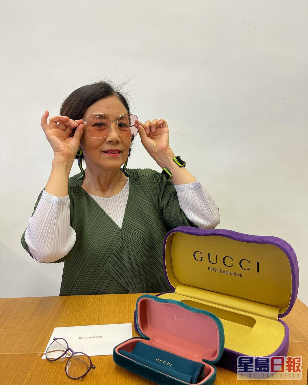 着住三宅一生騷Gucci。