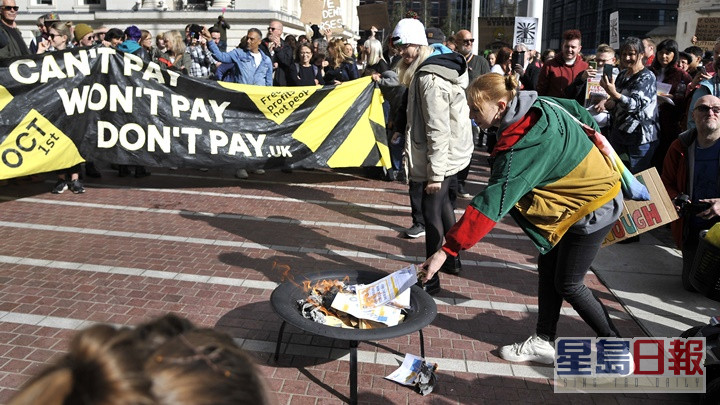 英国连日有民众示威抗议物价上涨，有人更发起拒交帐单运动。AP图片