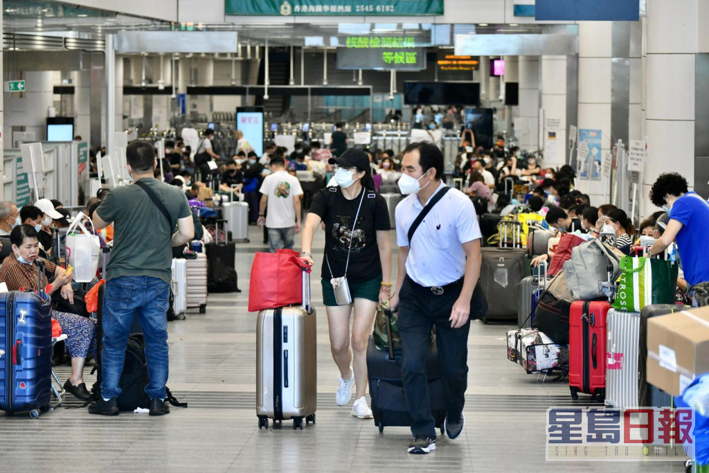 数以百计旅客等候检测结果过关。