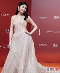 陈慧琳早前出席香港电影金像奖以一身长裙现身。