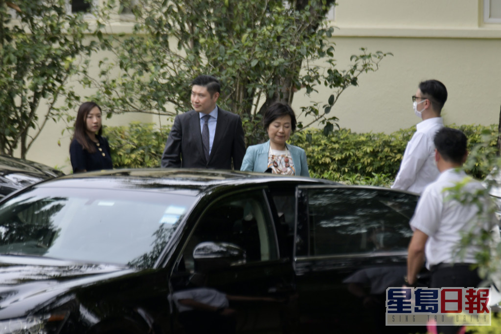 夏宝龙在李家超及官员陪同下，游览香港大学后离开。梁誉东摄