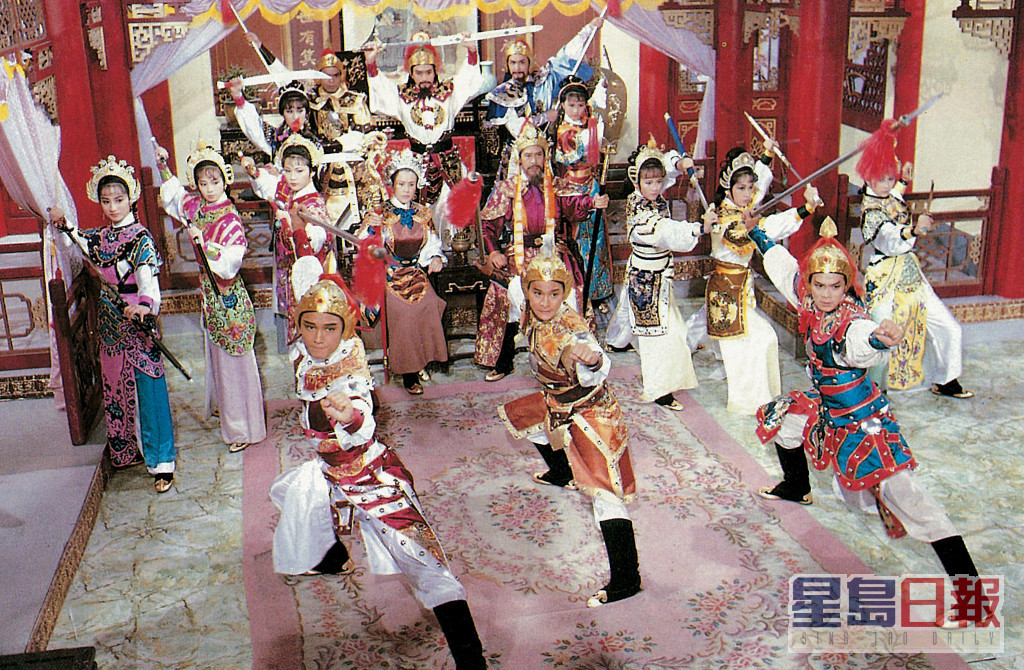 李国麟（第四排左一）1975年已经入行，1985年有份演出《杨家将》饰演「杨三郎」。	