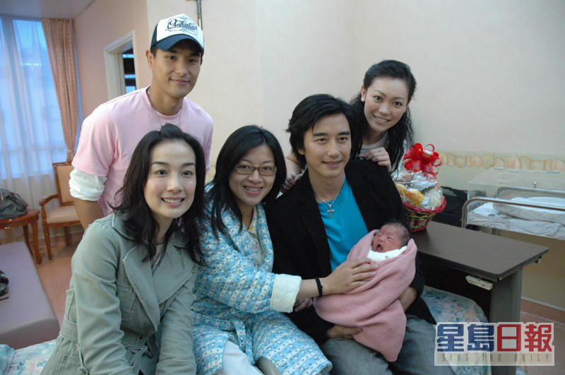 杜挺豪与黄瑷瑶的儿子于2007年出生。