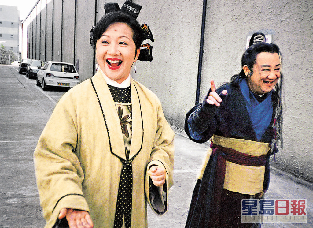 黎小田還曾與薛家燕在《皆大歡喜》古裝版中飾演舊相好，這是兩人在戲劇方面最後的合作。