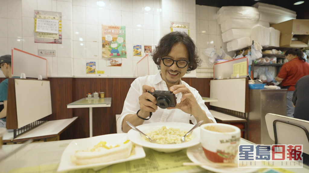 仲去埋茶餐厅，好搞笑话：「以前喺东村食意大利粉已经觉得快乐，依家你要去意大利先觉得快乐！」