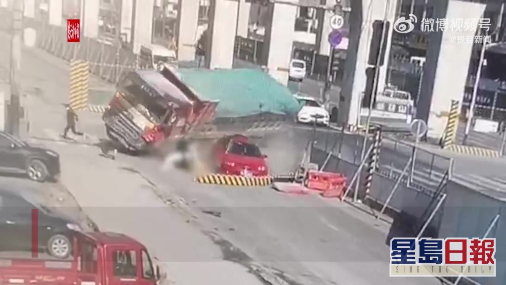 泥头车与红色私家车相撞后的翻侧瞬间。互联网图片