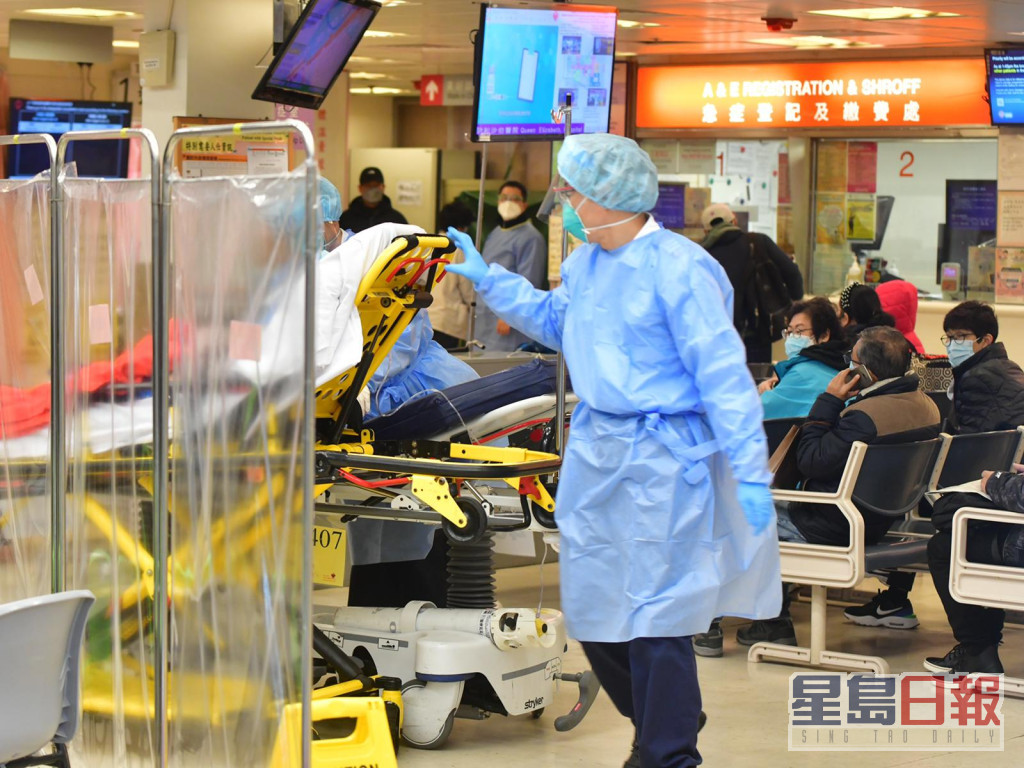 疫情肆虐，目前公立醫院病床緊張，圖為伊利沙伯醫院急症室情況。