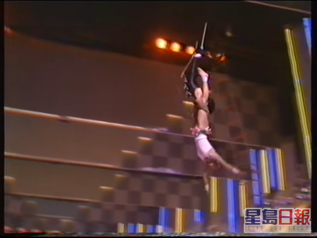 【1984年】张曼玉表演空中飞人，做出多个高难度动作，更凌空一字马旋转，司仪何守信都好佩服。