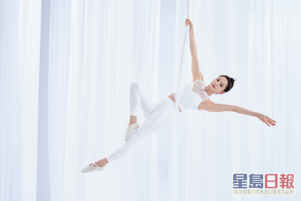去年8月李若彤生日貼出一輯空中瑜伽相，她當時留言說「小龍女三式」。