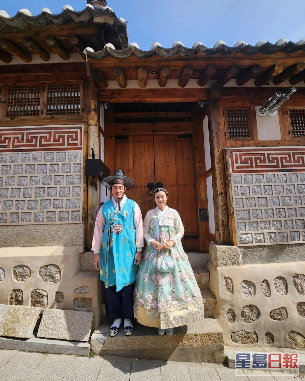 夫妻又去韩国再度蜜月，齐齐著韩服影相。