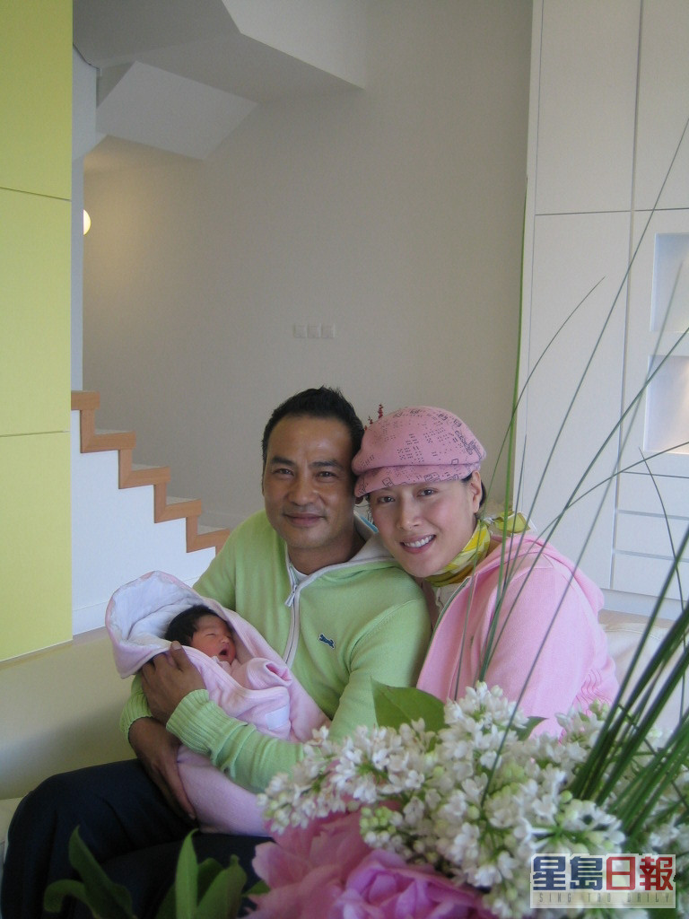 任达华与琦琦在2004年诞下爱女任晴佳（Ella），两人都好爱锡囡囡。