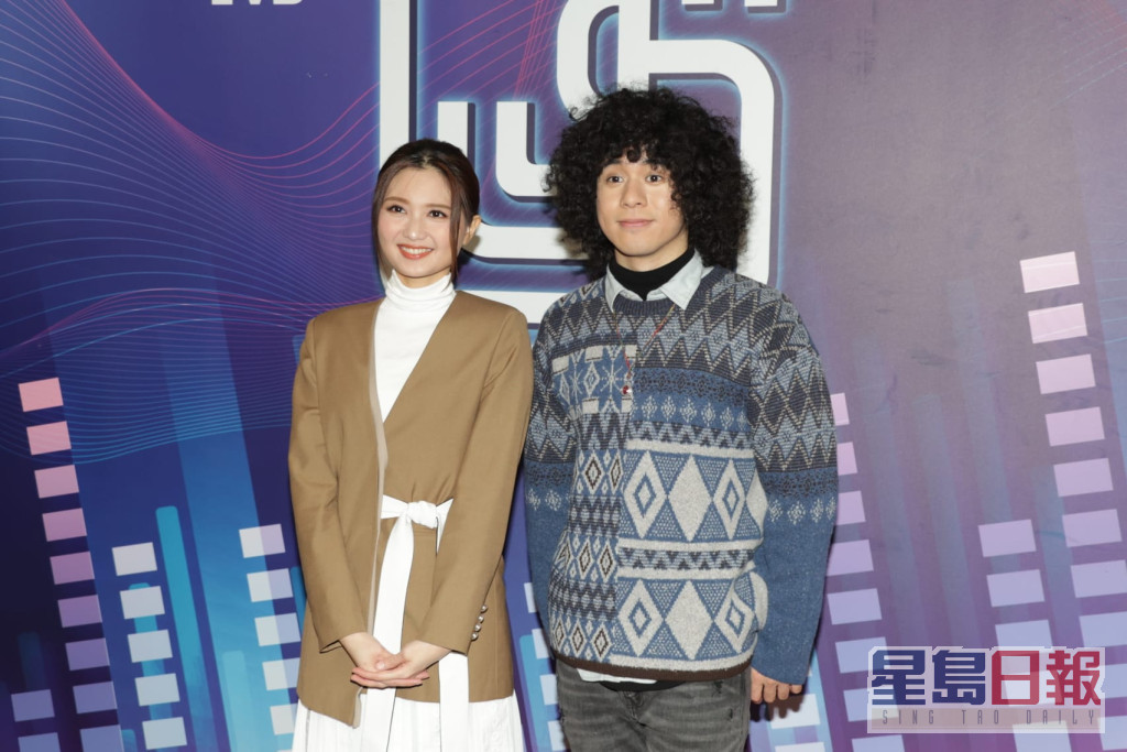 Mike和黄妍为《劲歌金曲》录影，兼为4月颁奖礼拉票。
