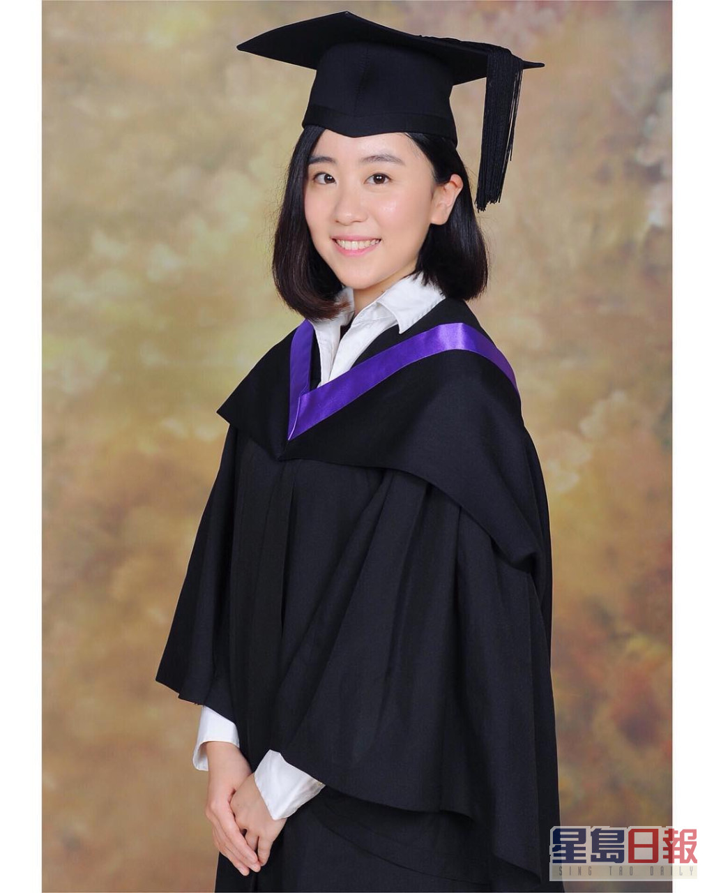 林静莉毕业于香港树仁大学新闻系。