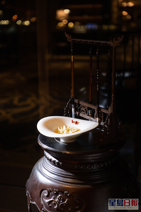 采悦轩其中一款主打名菜为「火瞳菊花菜」。受访者提供