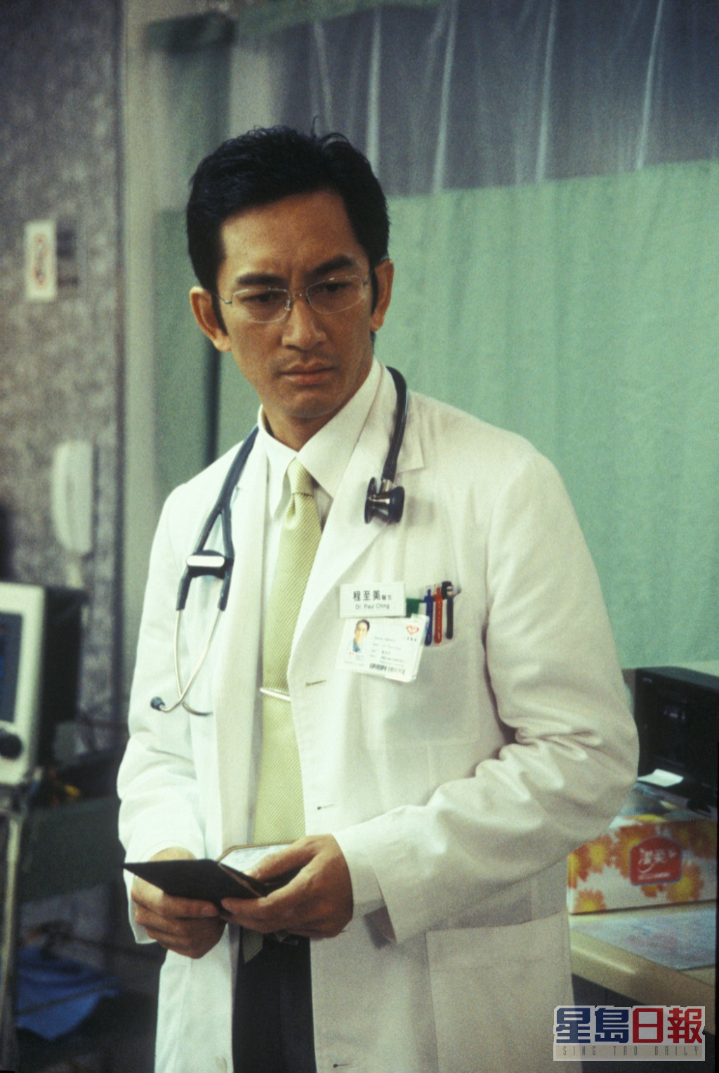 吴启华1998年拍摄《妙手仁心》创造事业高峯。