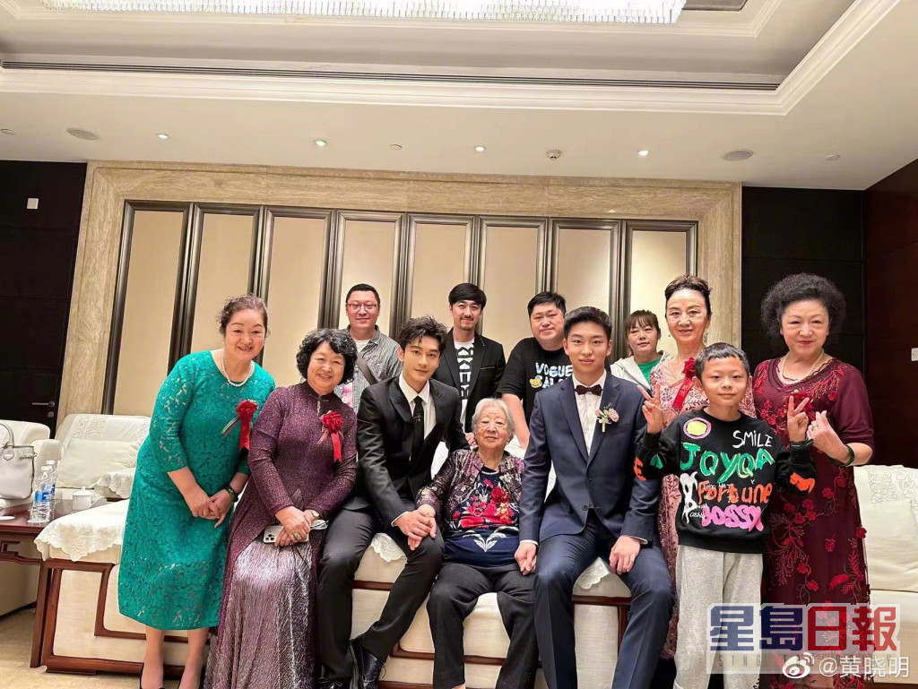 黄晓明出席表弟的婚宴，与众亲友聚首一堂。