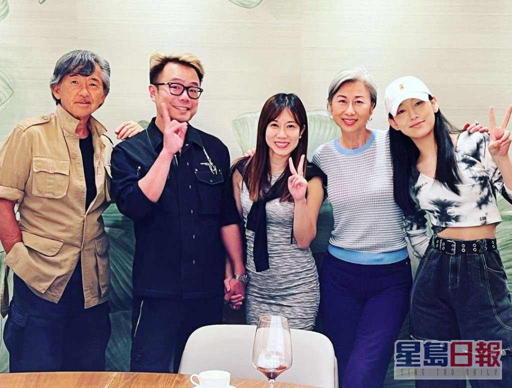 （左起）林子祥、Johnny Yim夫妇、叶倩文及炎明熹难得聚会。