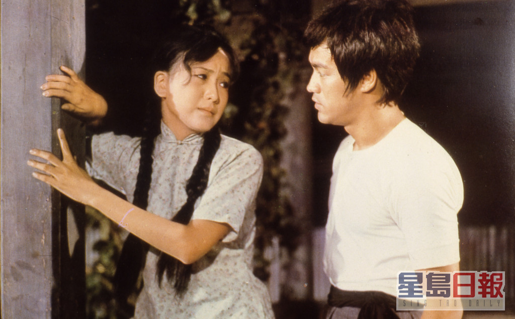 李小龍當年在《唐山大兄》以利工民笠衫加唐裝褲的打扮，曾是香港公子的模樣。