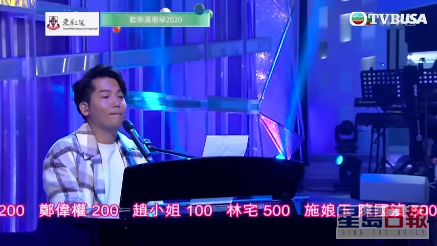 黃建東自彈自唱。