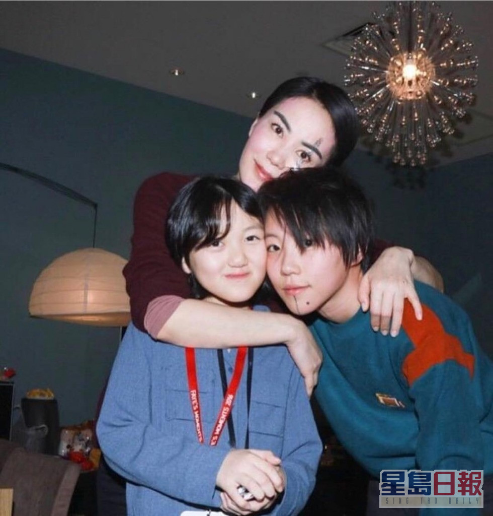 王菲的細女李嫣（左）已經16歲。