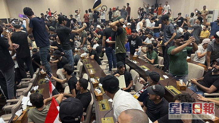 有會議室被示威者佔據。AP圖片