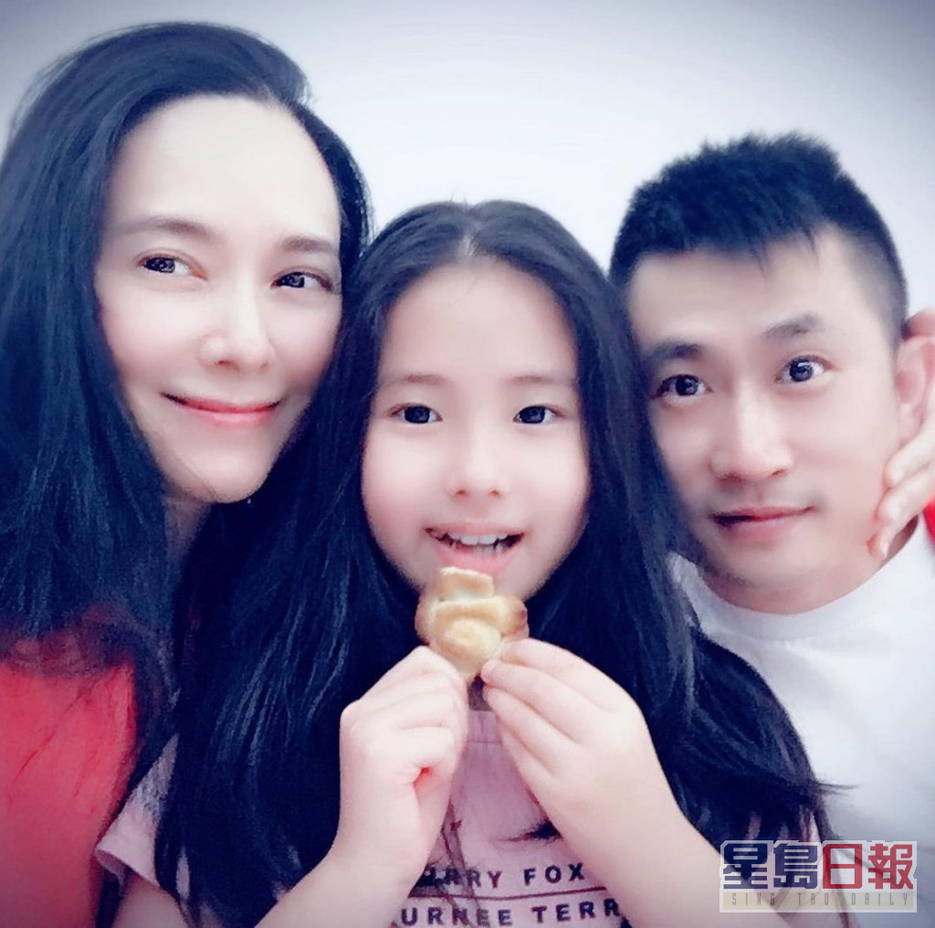 48岁郭羡妮跟老公朱少杰及11岁女儿Kylie。