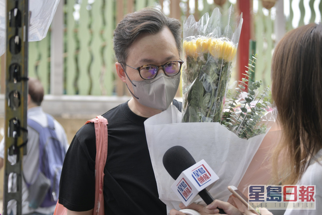 特意趁母亲节从上海回港探亲的市民庄先生，他觉得妈妈收到花会很开心。陈浩元摄
