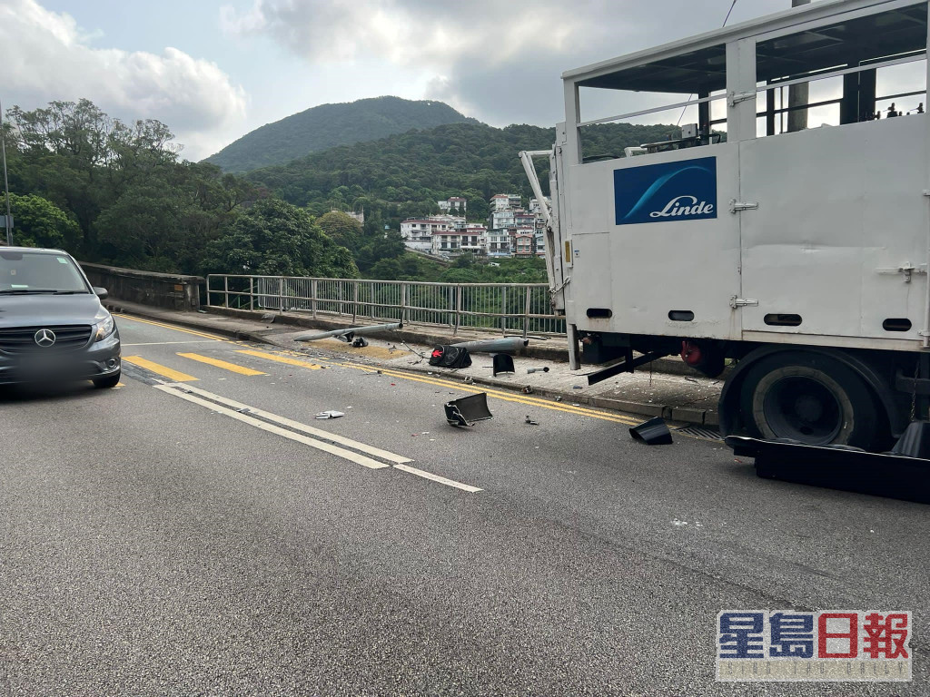 意外导致现场交通一度要封闭。图:网民Bosco Chu 香港突发事故报料区 