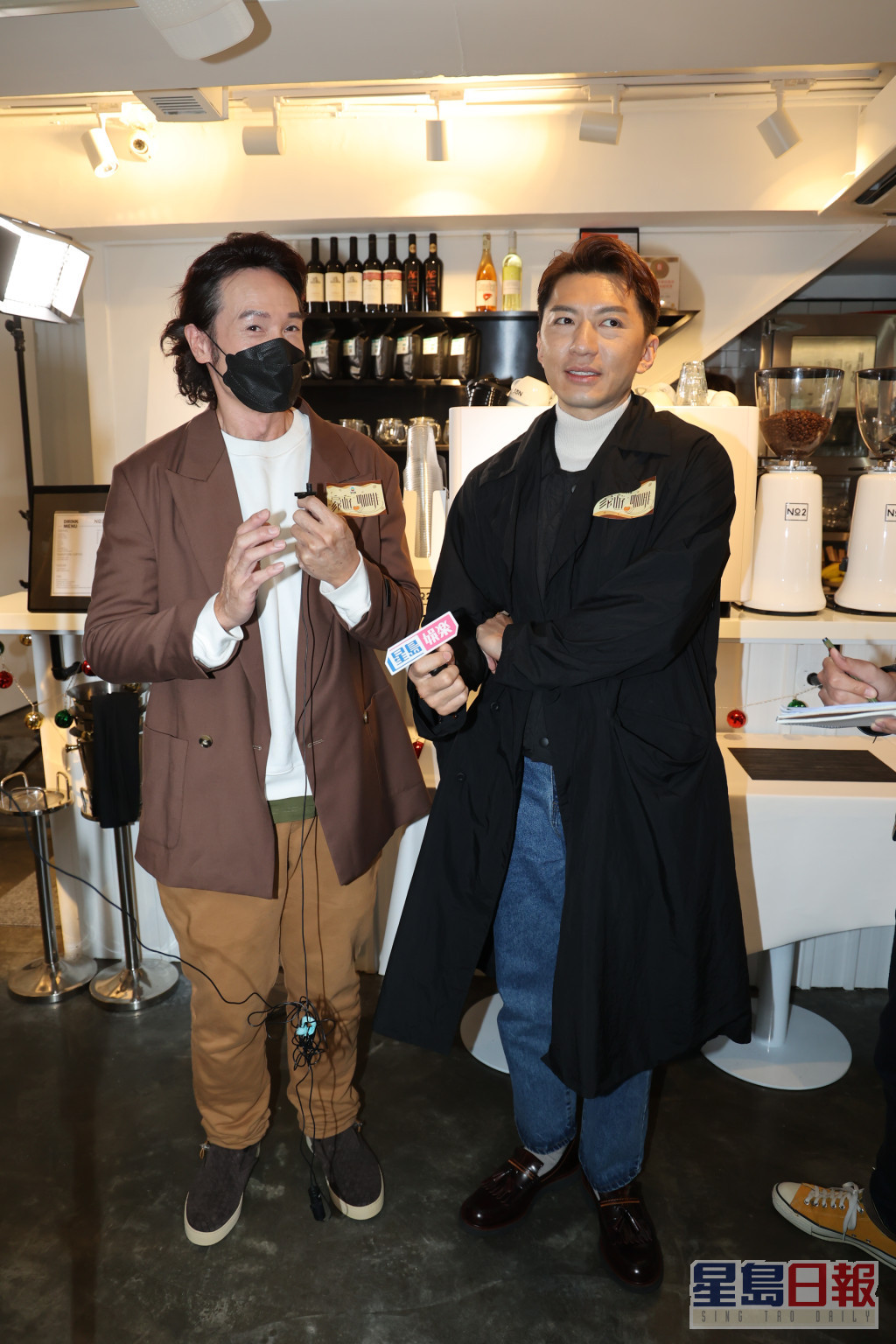 陳豪（阿Mo）與袁偉豪（Ben）到大坑為節目《豪遊咖啡》錄影。