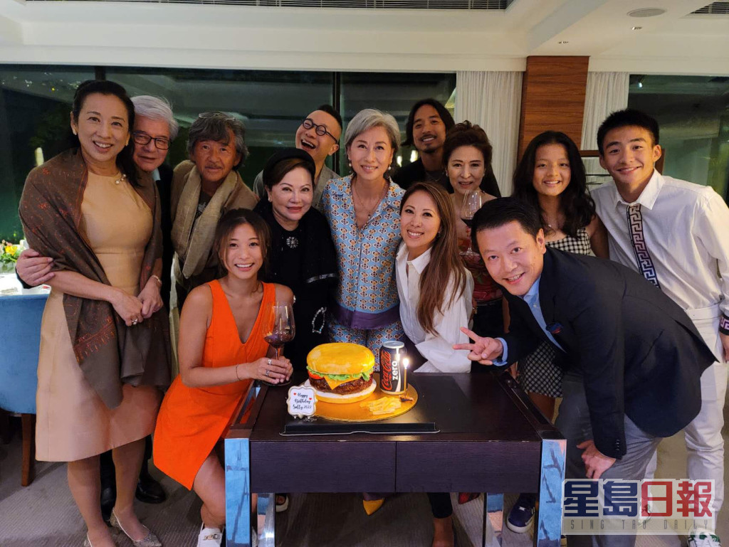 葉蒨文與一班好友慶祝61歲生日。