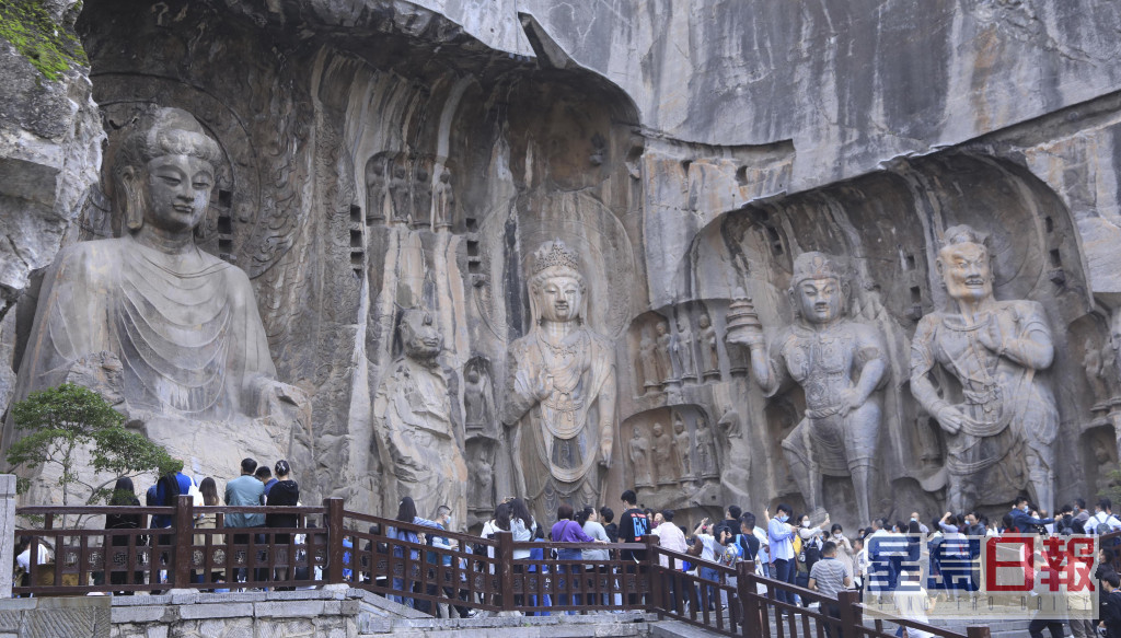 遊客在河南洛陽龍門石窟景區內遊覽。新華社圖片