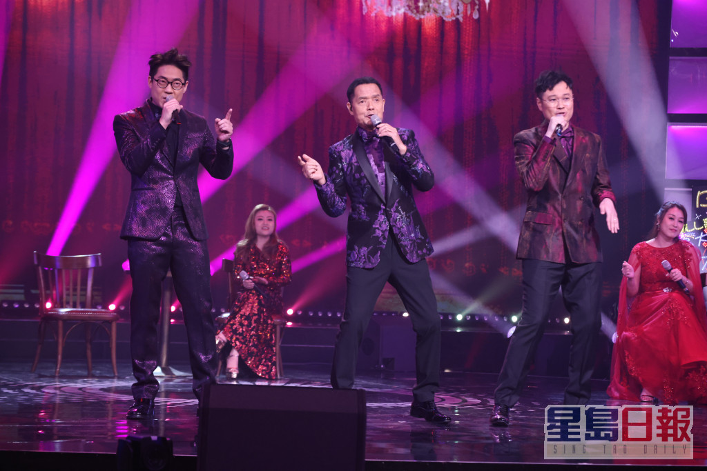 白組的吳大強、羅啟豪、何博文合唱《給我一個吻．Seven Lonely Days》。  ​