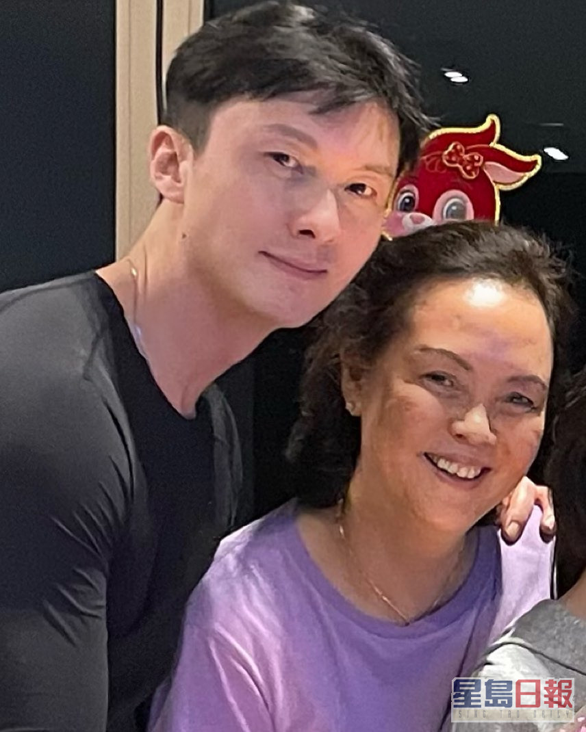 王浩信於IG分享與王媽媽的舊合照祝媽媽母親節快樂，但就未見祝賀太太。